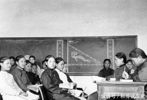 大臣|清朝老照片:图一的大臣下轿好威风,图三学堂的黑板报亮了,现代没人敢画