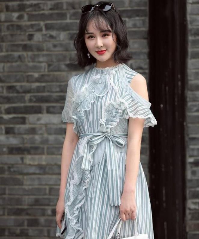 美女|美女一身经典搭配,简单利落而又充满活力,超美超美的