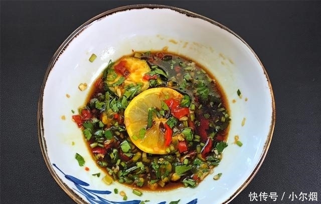 夏天鸡爪最好吃的做法,酸辣爽口入味,下酒下饭,越啃越过瘾