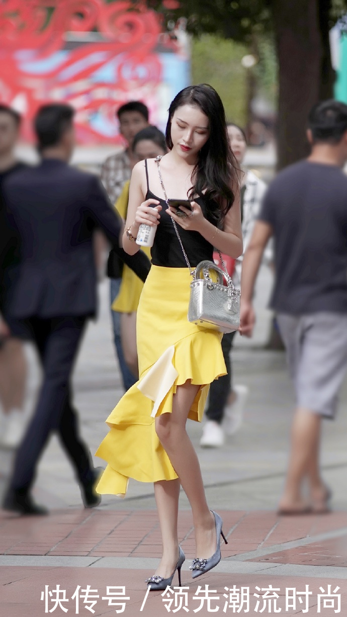 自带|街拍:腿长的人真的直不起腰?自带视觉冲击力的小姐姐了解一下