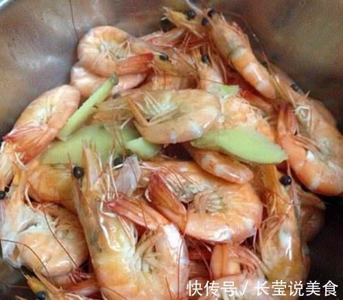 煮虾时,别再直接下锅就煮,少了这一步,虾肉不但腥还是难吃