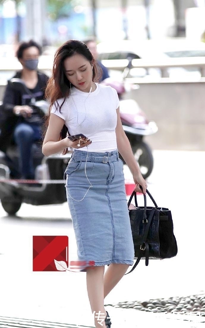 高跟鞋|街拍:裙子美女,充满了浓郁的时尚态度!