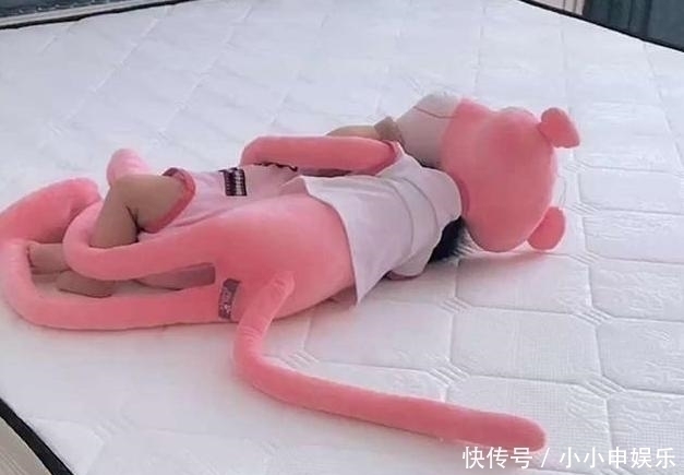 爸妈|奶爸哄娃睡觉,妈妈不放心去卧室查看,推门一看,气得妈妈笑喷了