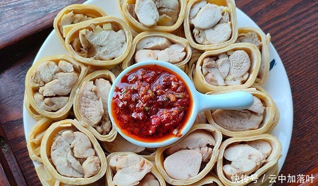 自从学会做这菜,儿子隔三差五点名要吃,一卷一蒸,蘸酱吃真香!