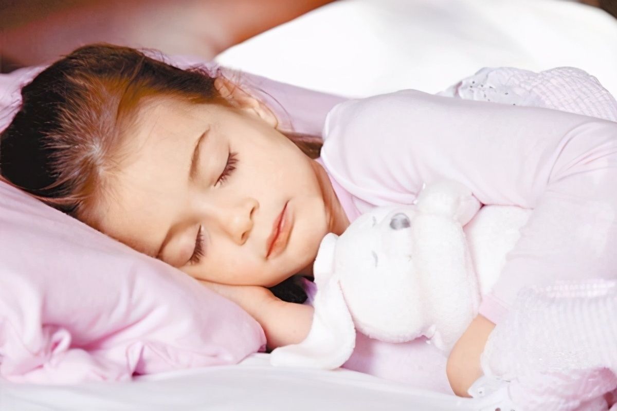 睡眠时间|晚上十点还有没睡的孩子吗?晚睡对孩子的危害大,家长一定要重视