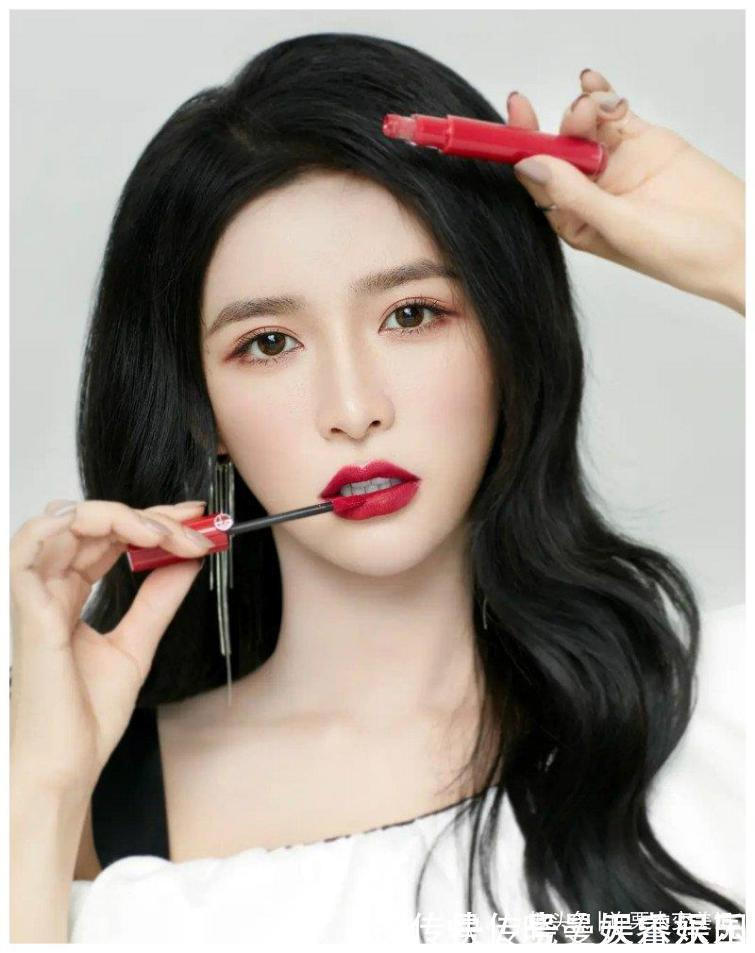 珊瑚色 女人涂口红时,要改掉这3个“坏习惯”,不然再贵口红都掉色沾杯