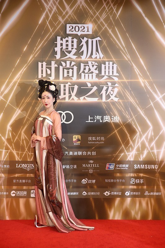 齐胸襦裙@娄艺潇真是“不走寻常路”, 一袭汉服让人领略盛唐之美, 超惊艳