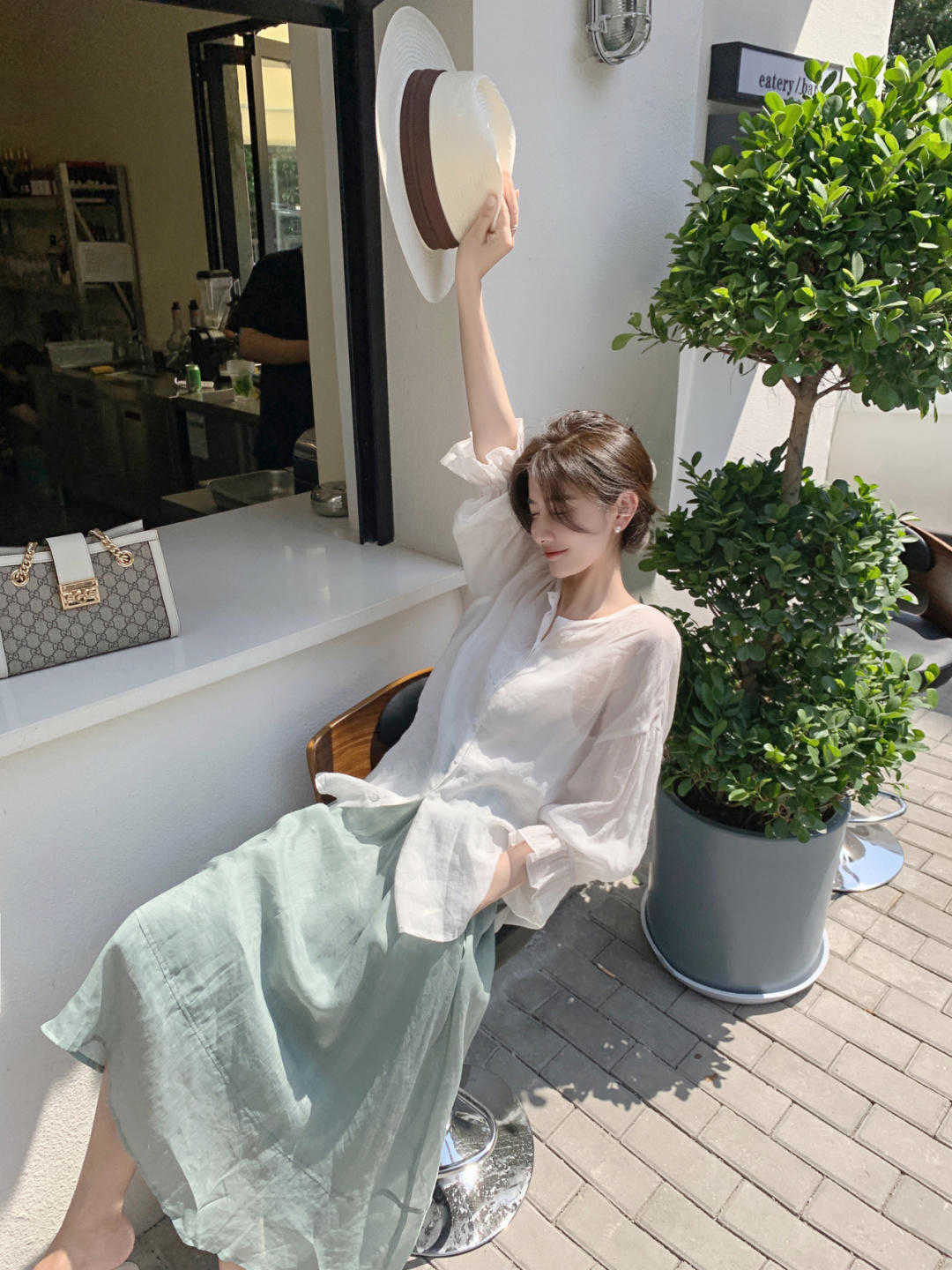 穿搭|夏季出游必备衣服单品,轻盈舒适的棉麻风,也能拍出时尚大片来