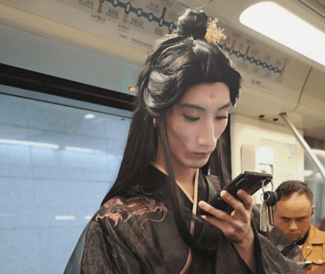 发髻|地铁里1.8米男子穿汉服,发髻高耸阴柔可人,旁边大妈看了直摇头