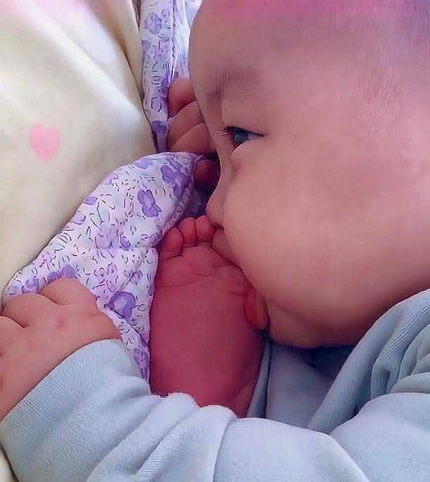 新妈妈|婴儿把脚当作奶嘴，吃完就睡着了网友这个姿势我打满分