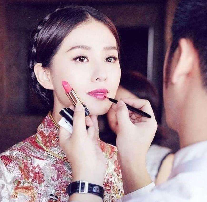 唇部 女生秋天涂口红时,要记住这3个习惯,好看显白又气质