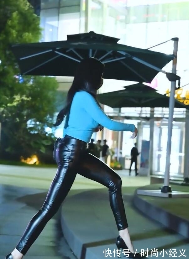 皮裤 普通的黑色皮裤造型,瞬间高级感,值得都市美女一试