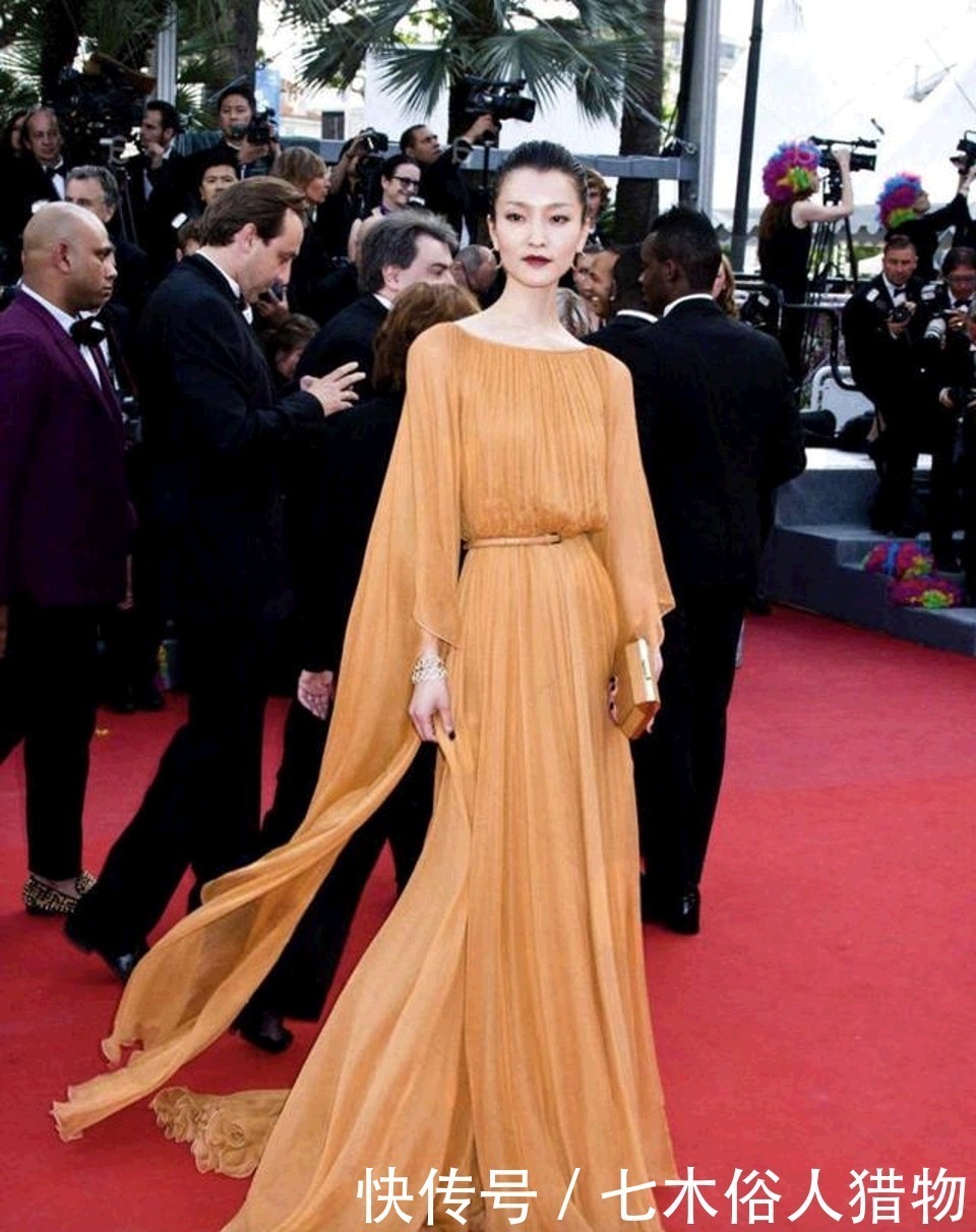 修身|街拍,白色短袖搭配牛仔热裤,修身显瘦彰显十足的潮范