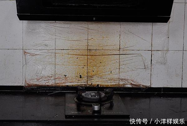 厨房墙面又脏又油,教你个懒办法,不用擦不用刮,1分钟清理干净