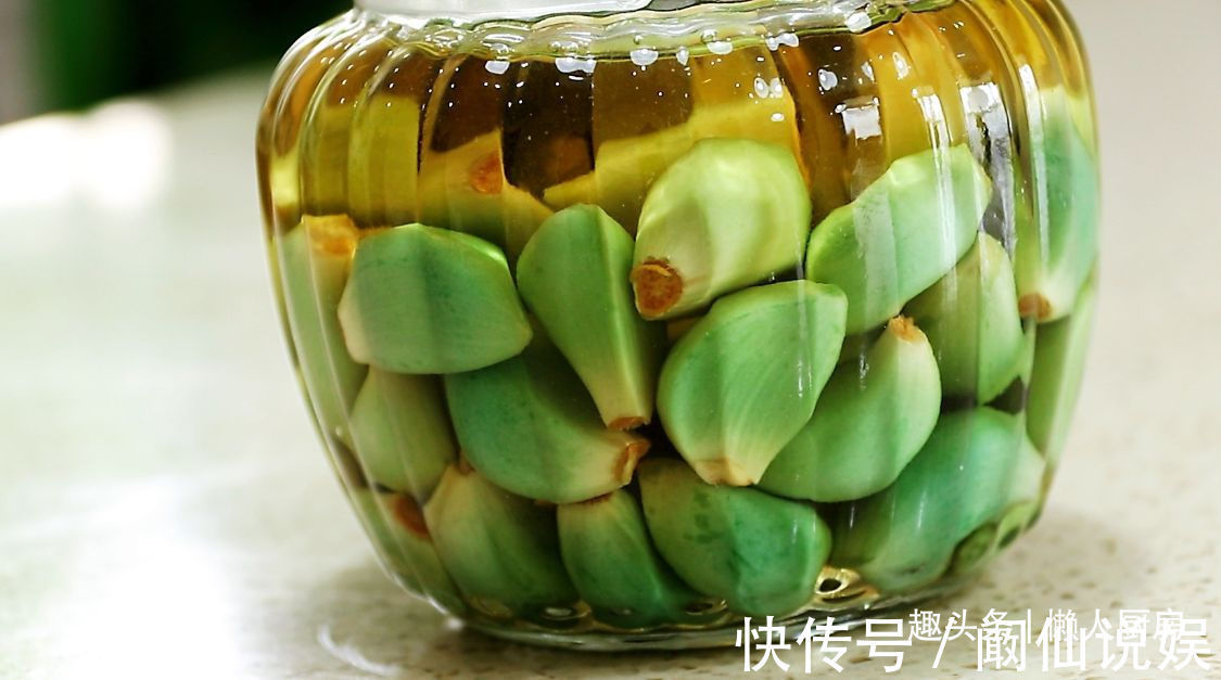 可口|腌腊八蒜,牢记3要3不要,大蒜个个碧绿,汤汁清澈,爽脆可口