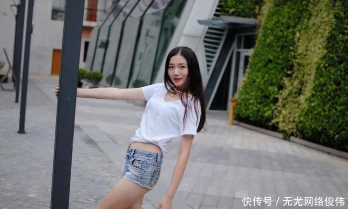 街拍:两个小姐姐喝汽水一起逛街,这对闺蜜哪个搭配得更好?