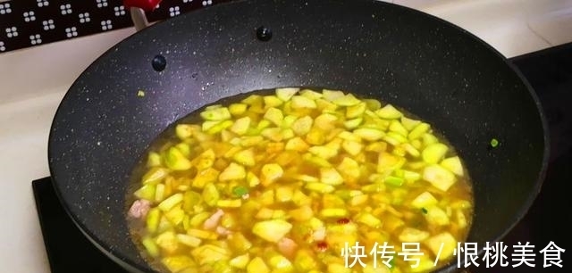 肉末|换个花样吃面条,茄子尖椒加肉末,做法简单适合忙碌的上班族