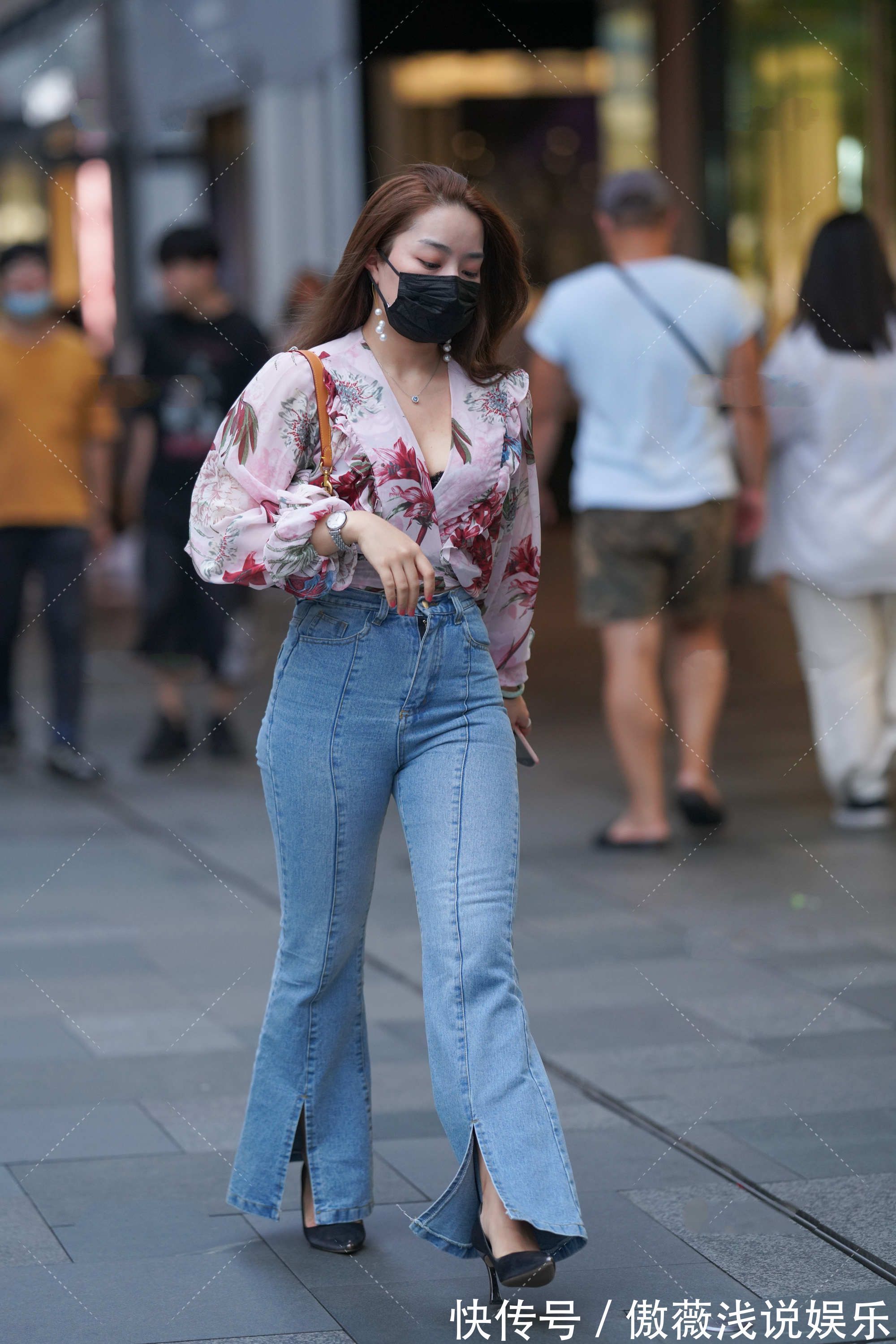 搭配 时尚：V字领上衣搭配一条喇叭牛仔裤，设计独特，散发女人气质