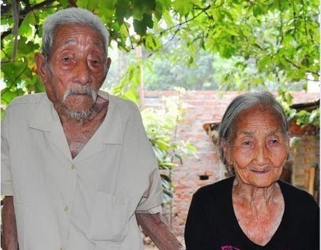 夫妻两人|我国最长寿夫妻!两人年龄和超220岁,对外揭开自己的长寿秘诀