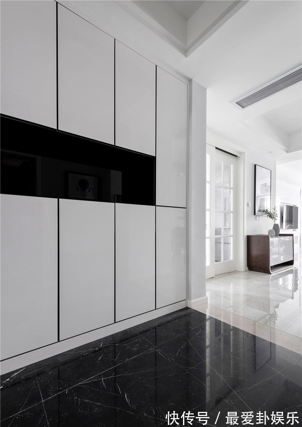 餐边柜|经典的黑白灰作为主色调,加入一些柔和的元素,打造舒适的四居室