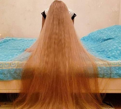 这个女孩从5岁以后就不再剪头发了,这是29年后的结果,真漂亮