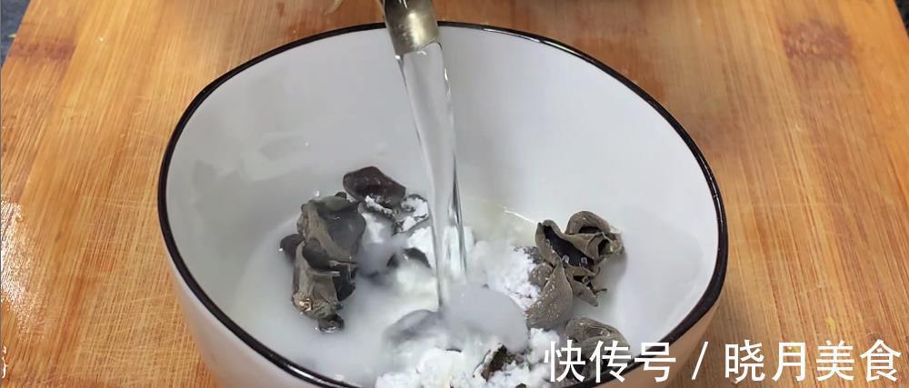 嚓嚓嚓|腐竹最忌直接用清水泡,买菜大姐教我一招,泡得又快又软、无硬芯
