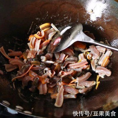 响油鳝糊|洋葱炒鳝丝一端上来，锅里的米饭都变成了摆设