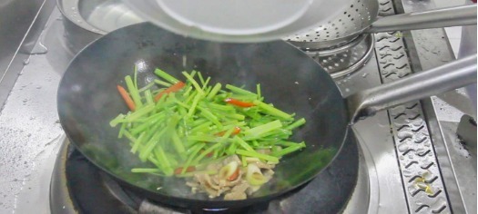滑嫩|大厨教你芹菜怎样炒好吃?学会这技巧,芹菜清脆不变色,肉片滑嫩