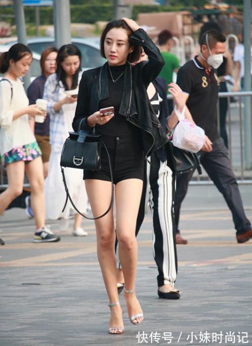 路人 街拍路人,造型多样的小姐姐穿搭,每一款都是流行的经典