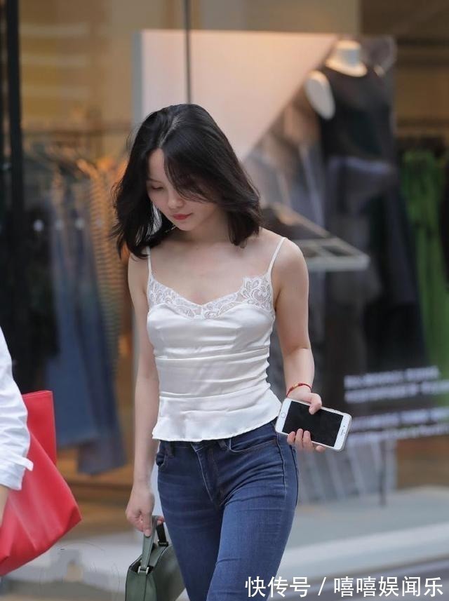 高跟鞋 小姐姐白色吊带衫,加上牛仔裤,很有女性气息