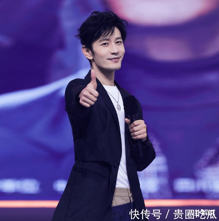 杜华递纸巾差点被黄晓明给抢了,看到李菲儿的反应,避嫌好明显!