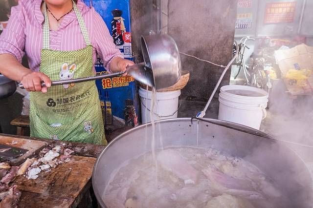 夫妻俩|夫妻俩大集上卖羊肉汤,20元一碗,老乡们每天吃掉8只羊