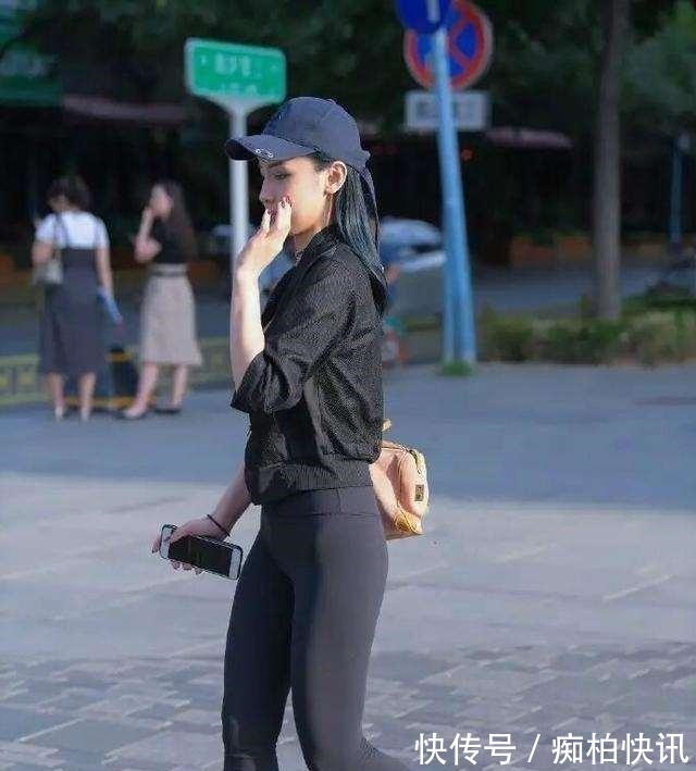 我们来了 丰润紧致的打底裤美女,利落又不乏活力感,衬托精致!