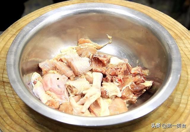 厨师长|鸡肉和茶树菇这样一起炖，鲜到骨子里，厨师长分享地道农家做法