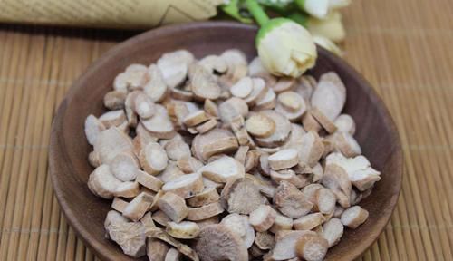 医圣张仲景黄芪与这两味中药一起泡水喝,主要有3种养生妙用