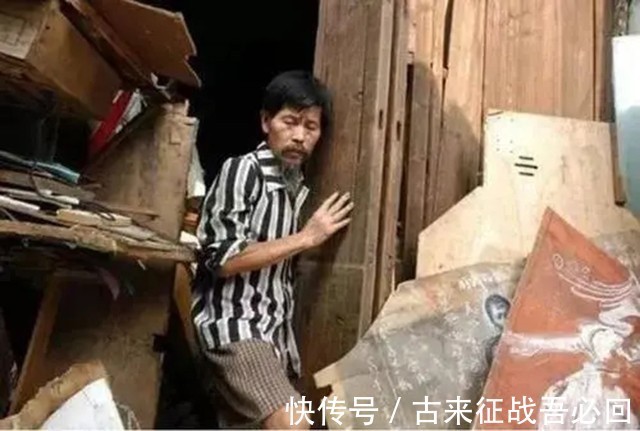 画作$“疯子画家”瘫痪后用左手画画,年近70岁收废品,称一生愧对儿子