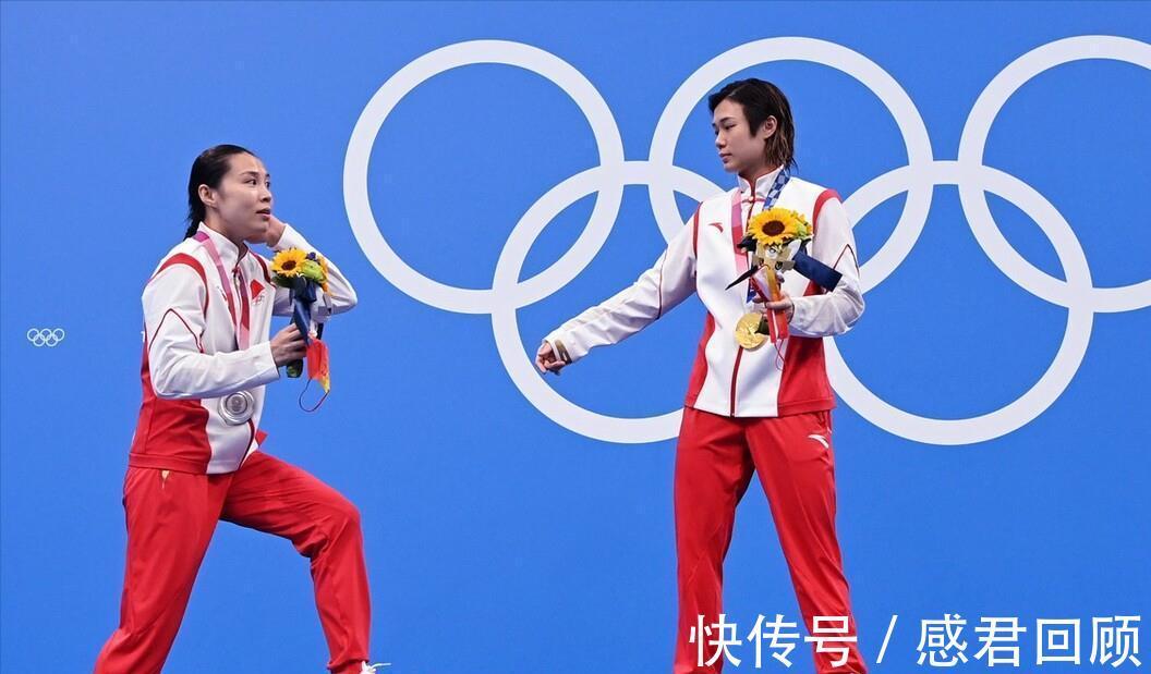 領(lǐng)獎臺|沒介紹完就上臺！不戴口罩唱國歌，金牌拿來貼臉，一道別樣的風(fēng)景