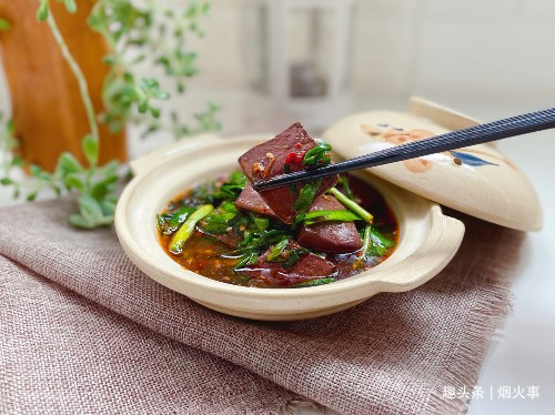 鸭血别只涮火锅两分钟教你韭菜烧鸭血，3块钱炒一盘，美味又下饭