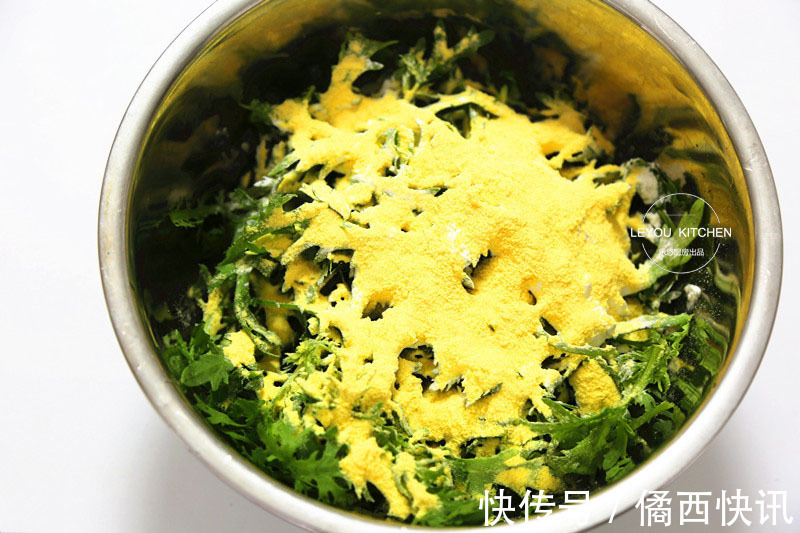 茼蒿叶拌点面粉蒸熟，比炒着吃更香，是菜也是主食，饱腹还不长肉