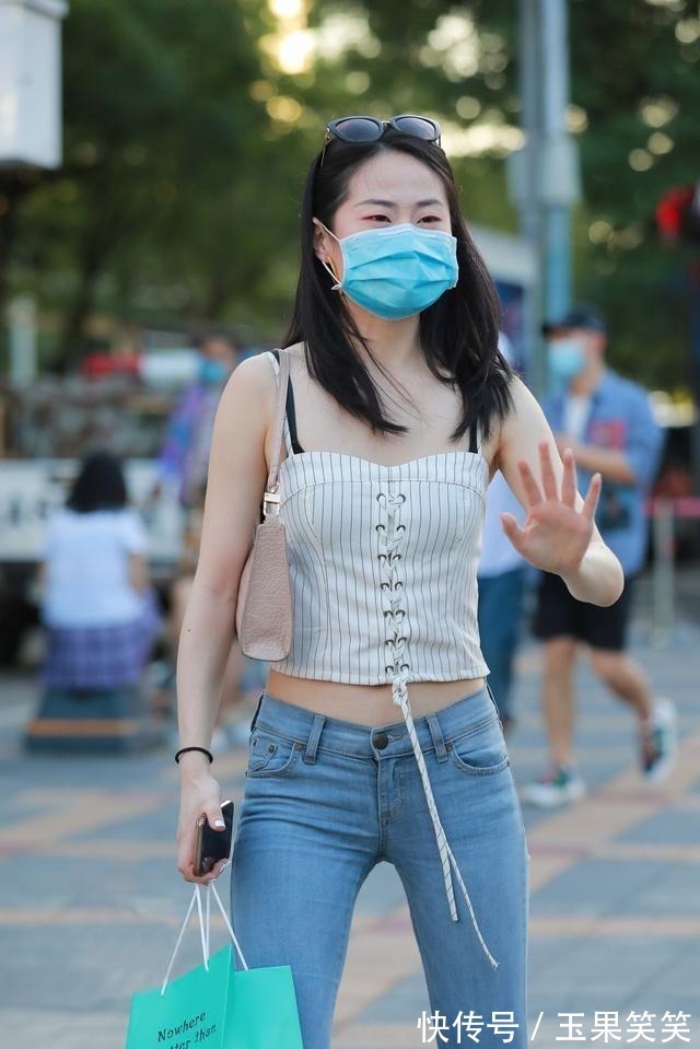 小白 条纹条带搭配喇叭牛仔裤,简约百搭休闲显瘦,时尚优雅的最美诠释!