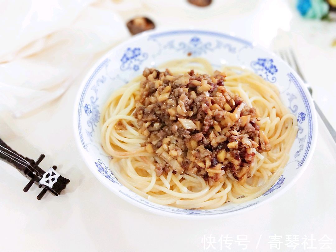 杏鲍菇|鲜香四溢肉酱拌面，健康营养，美味可口