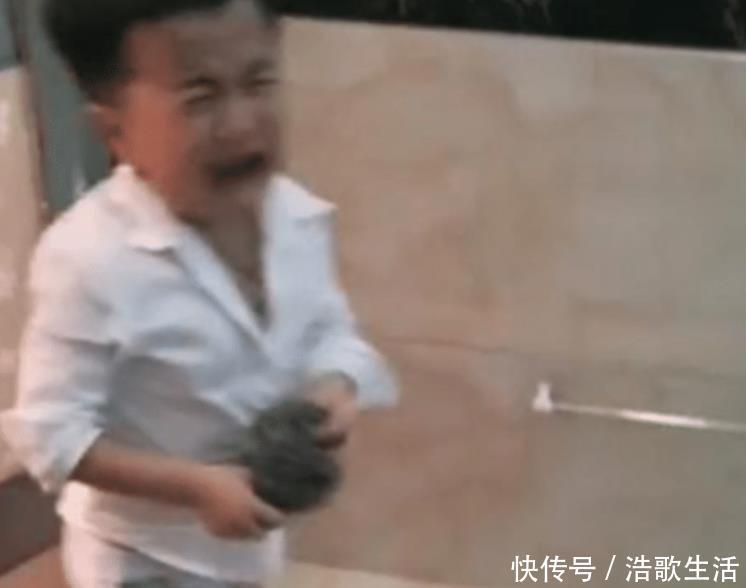 工具|萌娃给爸爸搓澡被赶出，哭着亮出搓澡工具后，网友：绝对是亲生的