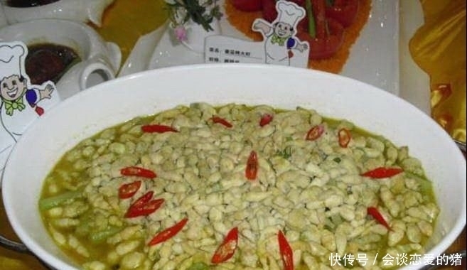 食客狂吃“青肥虫”，称比糖心蛋还嫩，让人头皮发麻