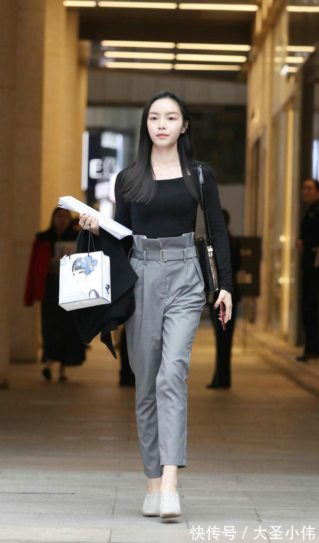 九分裤|美女街拍:九分裤配合高跟鞋,双腿线条得到拉伸,人也会变得更自信