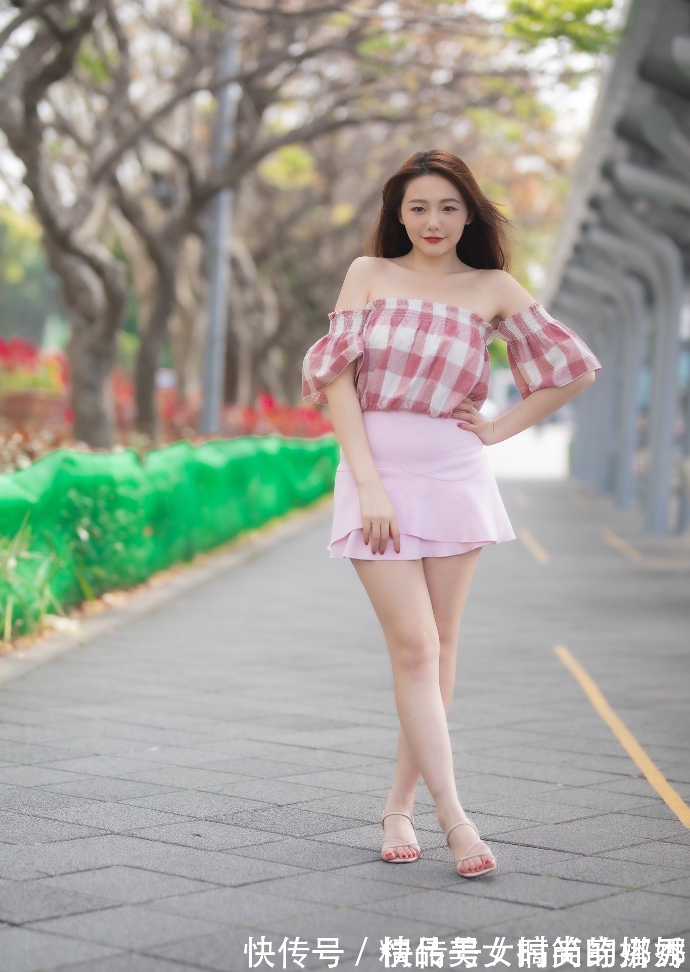 短裙|粉白格子的上衣搭配粉色的双层短裙，很显青春的甜美气息