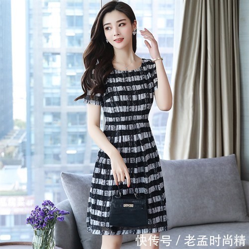 连衣裙 收腰的款式就可以展现出自己曼妙的身材。