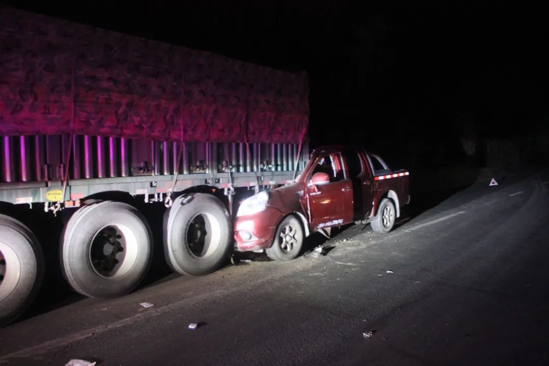 尾部|鄂尔多斯一男子酒后驾车钻进煤车尾部!获救醒来时懵了