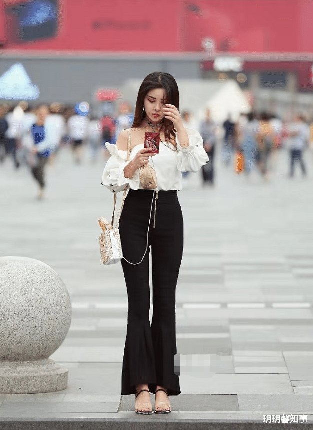 白色一字肩上衣配高腰裤,勾勒出迷人身姿