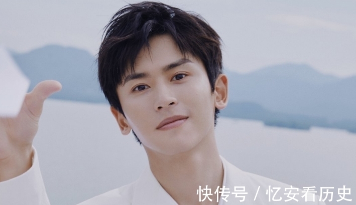 秦霄賢|龔俊一口氣錄了四個(gè)節(jié)目，張哲瀚也來常駐綜藝了