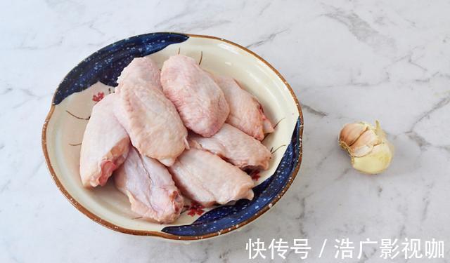 腌制|蒜香鸡翅的家常做法，外焦里嫩的，看着就香